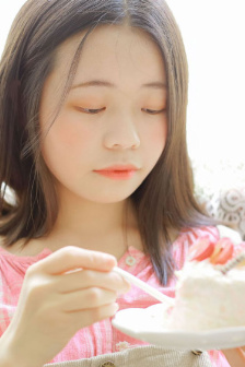 在逃生游戏里花式挨草